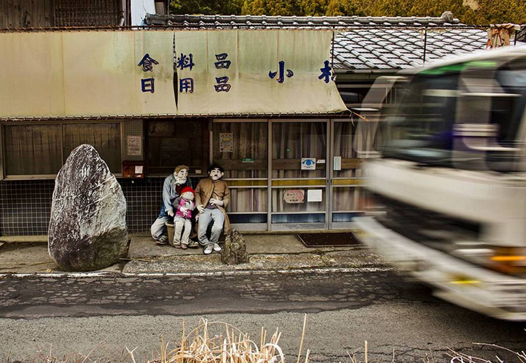 Bu köye gelenler gözlerine inanamıyor: Tüyler ürperten manzara! Hepsi yetişkin insan boyutlarında 30